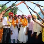 गांव पहुंचने पर हॉकी खिलाड़ियों का ग्रामीणों ने किया जोरदार स्वागत।