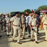 कार्यक्रम स्थल का जायजा लेते हांसी के पुलिस अधीक्षक मकसूद अहमद।