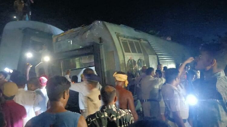 North East Express Accident: 31 ट्रेनें निरस्त और 95 से अधिक ट्रेनों को किया गया डायवर्ट, हजारों यात्रियों पर पड़ा असर