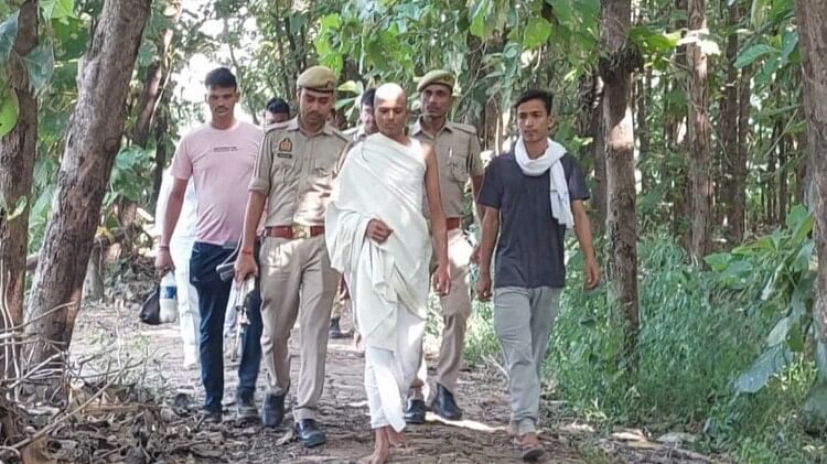 Deoria Mass Murder:  कर्मकांड के लिए गांव पहुंचा देवेश, घर की तरफ नजर पड़ते ही बोला- सब कुछ खत्म हो गया