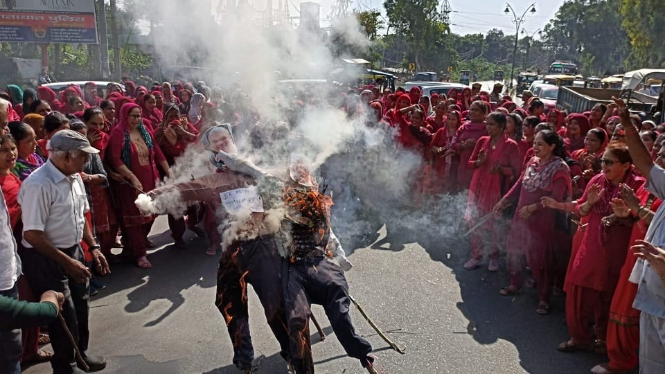 Asha workers took out funeral procession In Yamunanagar and burnt effigy blocked road accused government