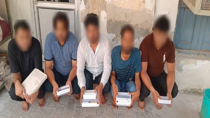 Agra: वर्ल्ड कप में ऑनलाइन सट्टा लगा रहे पांच सटोरिये धरे गए, होटल में बैठकर कर रहे थे संचालन Police arrested five bookies in Agra who were betting online on World Cup