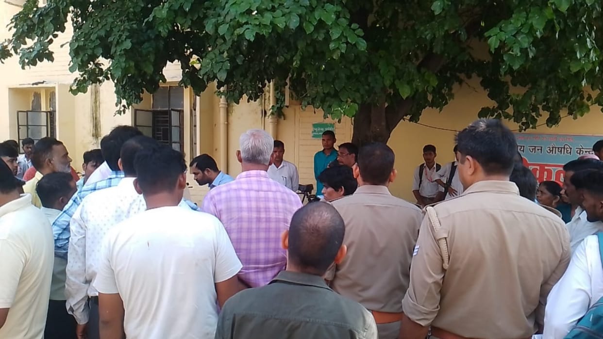 A teacher died in an accident in Amethi.