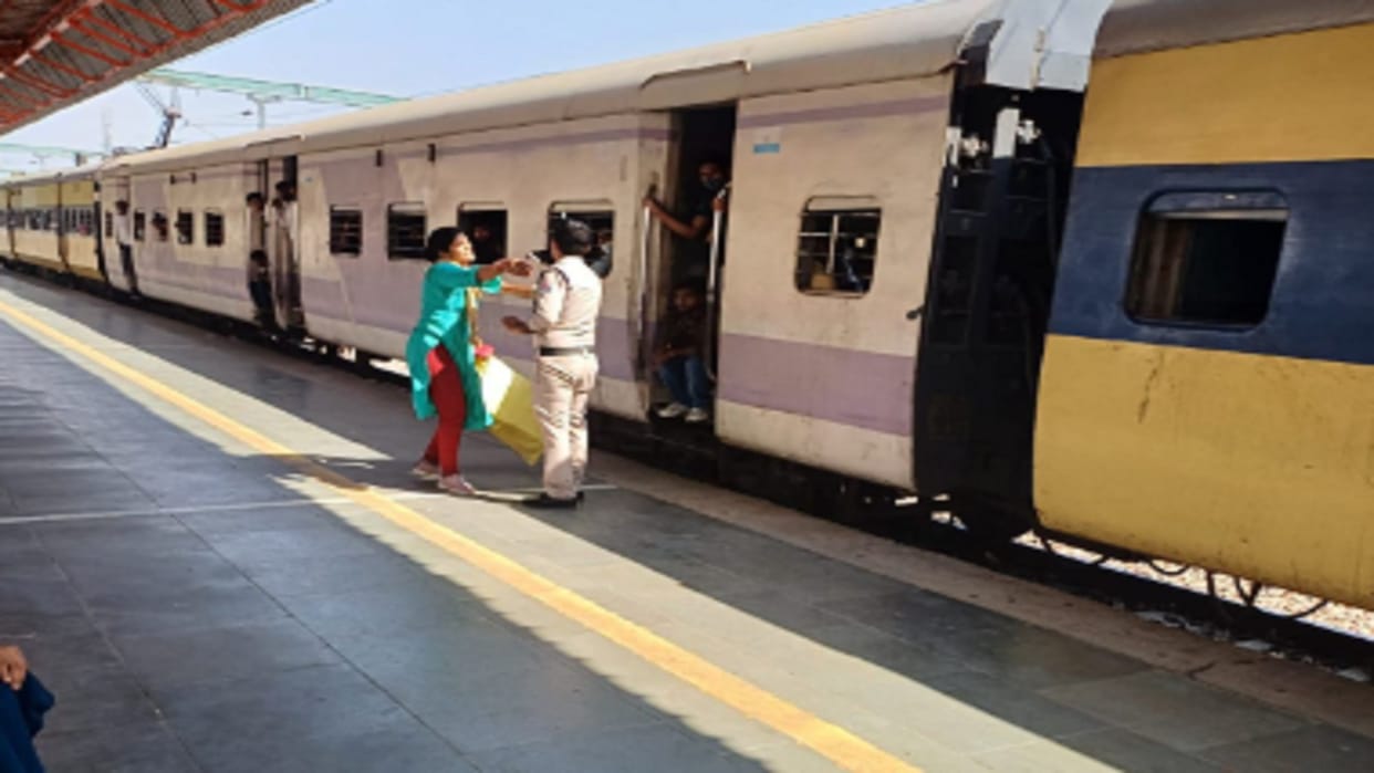 A girl got injured while getting off train in Baghpat, policemen saved mother and daughter
