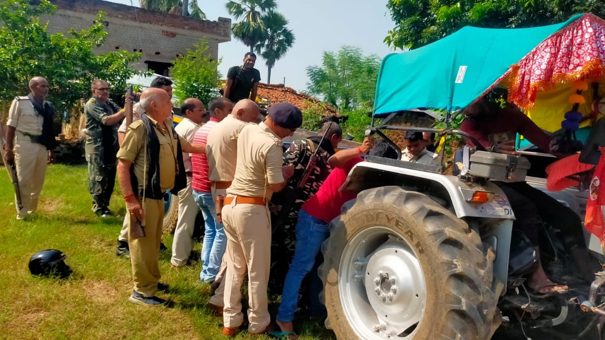 Bihar Sand mafia attack on police in Gaya two soldiers injured FIR registered