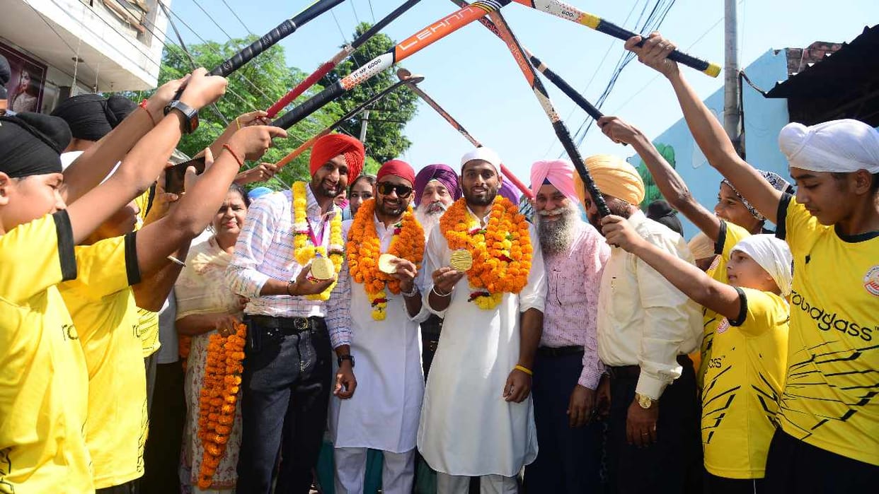Villagers warmly welcome Indian hockey team players in Jalandhar of Punjab