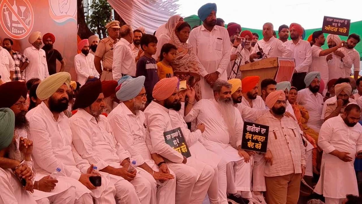 Congress leaders protest against drugs in Faridkot of Punjab