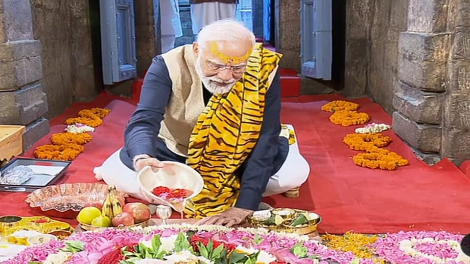PM Narendra Modi reached Jageshwar Dham and offered prayers