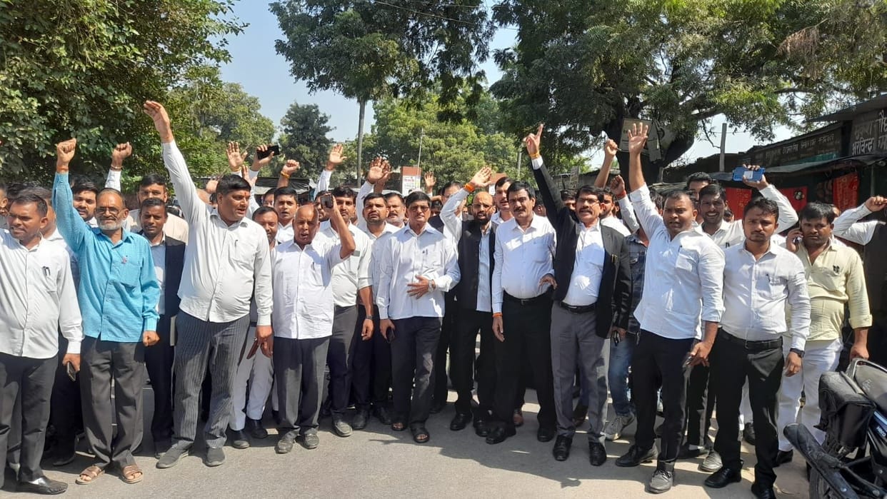 Lucknow News: Clash between lawyers and accountants in Mohanlalganj tehsil