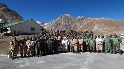 पीएम मोदी ने भारतीय सेना, आईटीबीपी और बीआरओ के जवानों से की मुलाकात, बुजुर्ग महिला को देख हुए भावुक PM Narendra Modi met Indian Army, ITBP and BRO soldiers in gunji pithoragarh