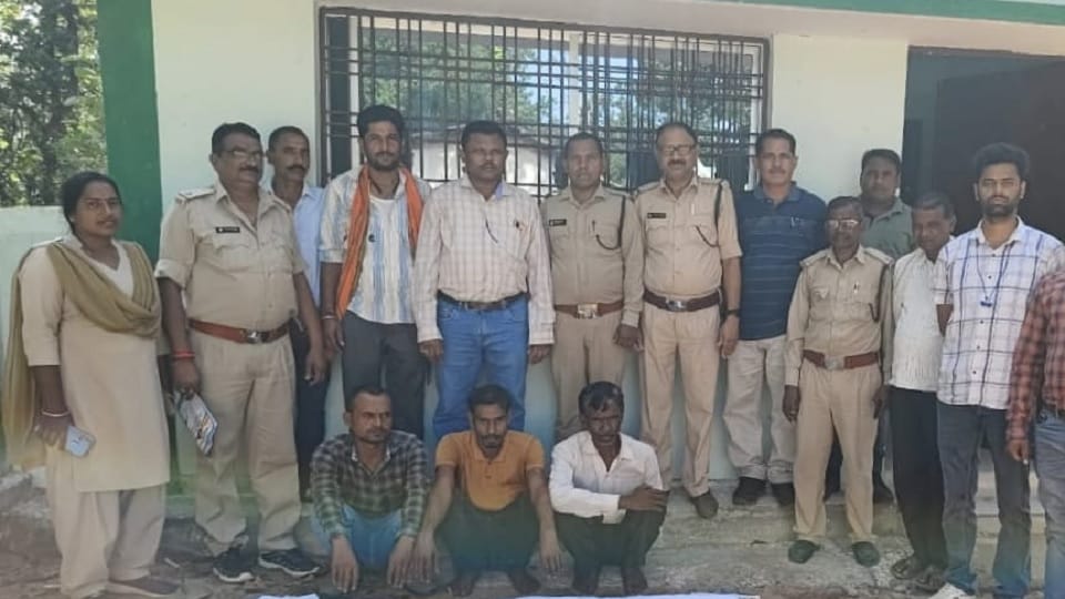 CG Manendragarh Three People Arrested For Smuggling Leopard Skin News in Hindi