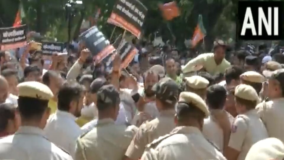 BJP's protest against Delhi government regarding Delhi liquor policy issue