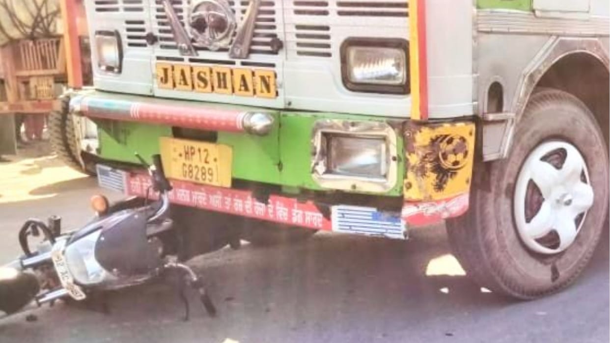 Father daughter killed as truck hits bike in Baddi Nalagarh Road in Solan Himachal Pradesh
