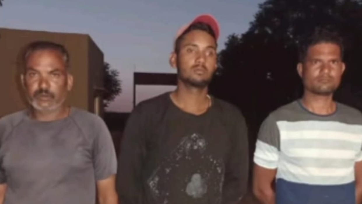 Rajasthan News Villagers Hand Over Three Suspect To Jaisalmer Police News in Hindi