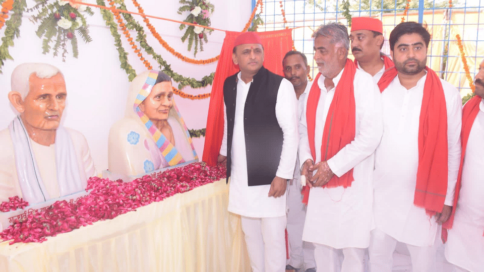 Akhilesh attack bjp and accepting greetings of people in Rasoolabad