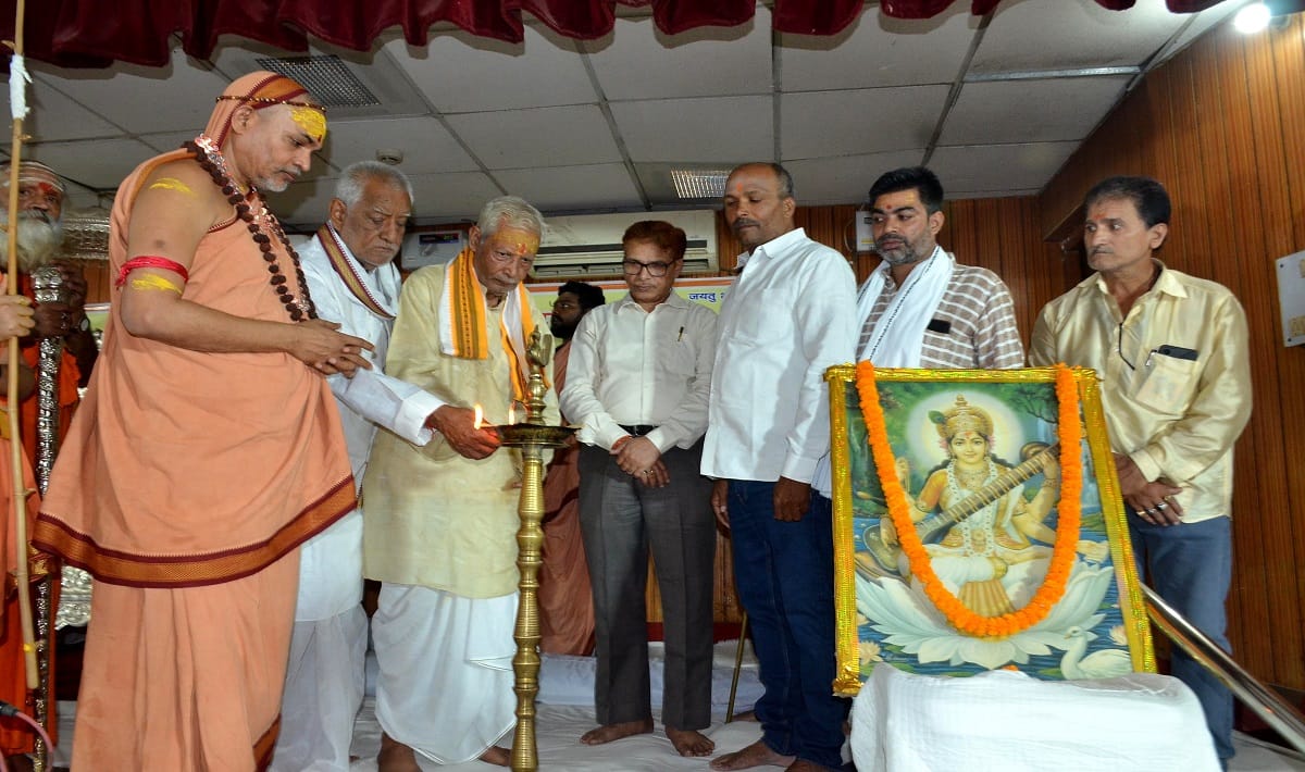 initiative of One Country One Panchang is right Shankaracharya swami Avimukteshwaranand on fake saffron bearer