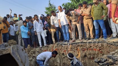 Sant Kabir Nagar News: दो दिन से लापता युवक की पुलिया के नीचे ह्यूम पाइप में मिली लाश, हत्या की आशंका Dead body of a young man missing for two days found in hume pipe under a culvert