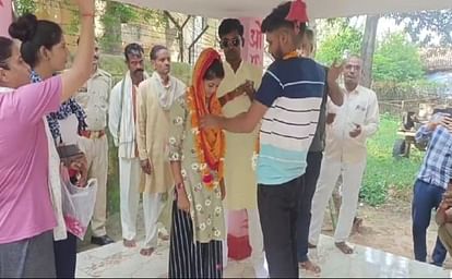 Love couple got married in police station sonbhadra after request Daroga ji please get us married