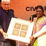 राष्ट्रपति द्रौपदी मुर्मू को वाल आर्ट भेंट करते उपराज्यपाल मनोज सिन्हा।