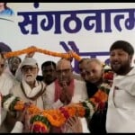 कांग्रेस के प्रदेश अध्यक्ष अजय राय का स्वागत करते कार्यकर्ता।