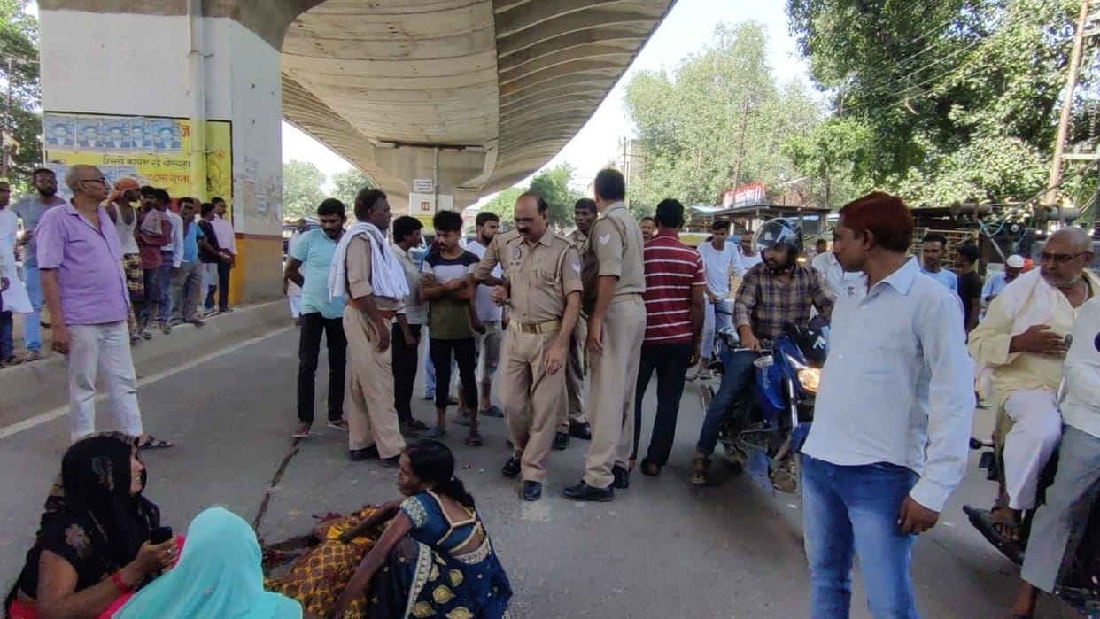 The woman who went to condole Samdhan's death was crushed by a vehicle, her saree got stuck on the bicycle