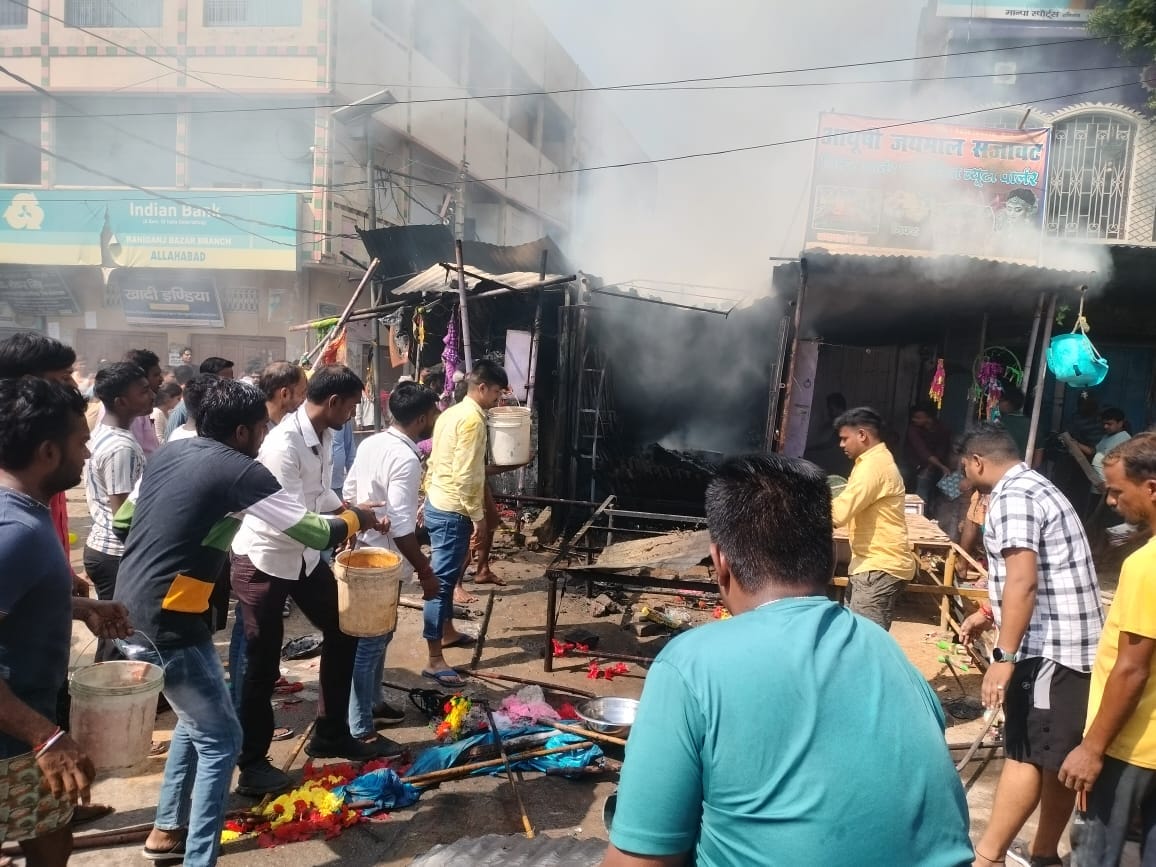 Fire in Ballia: Goods of three shops destroyed in fire caused by short circuit
