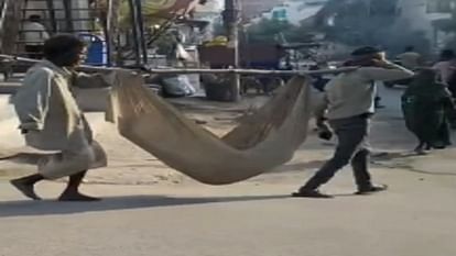 Woman body was being carried hanging in bamboo for cremation, passersby helped, video goes viral