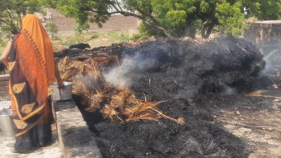 Sudden fire broke out in paddy straw kept on the roof