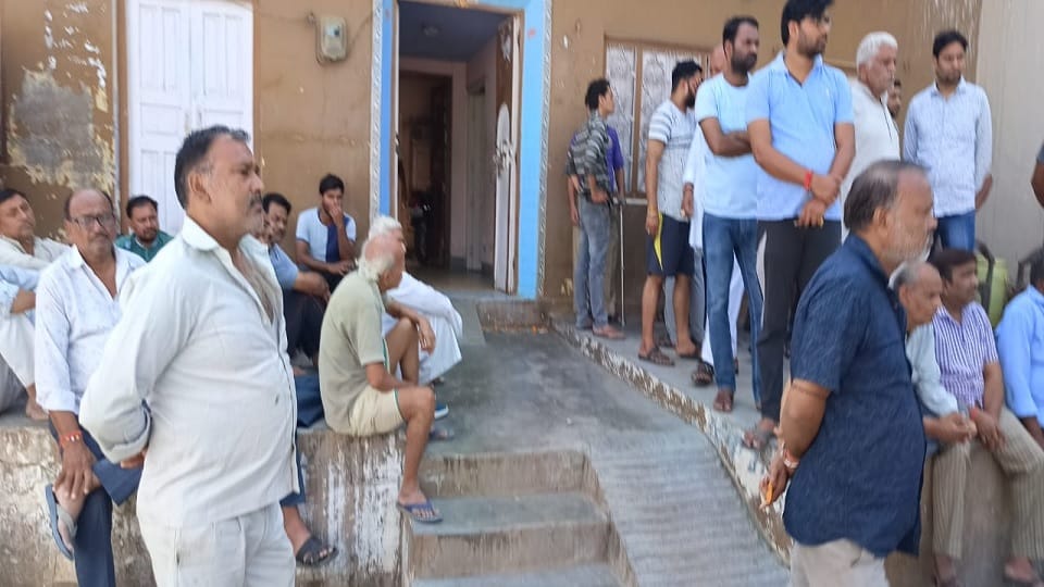 After the death of her sick husband in Jalaun, the wife committed suicide by hanging herself