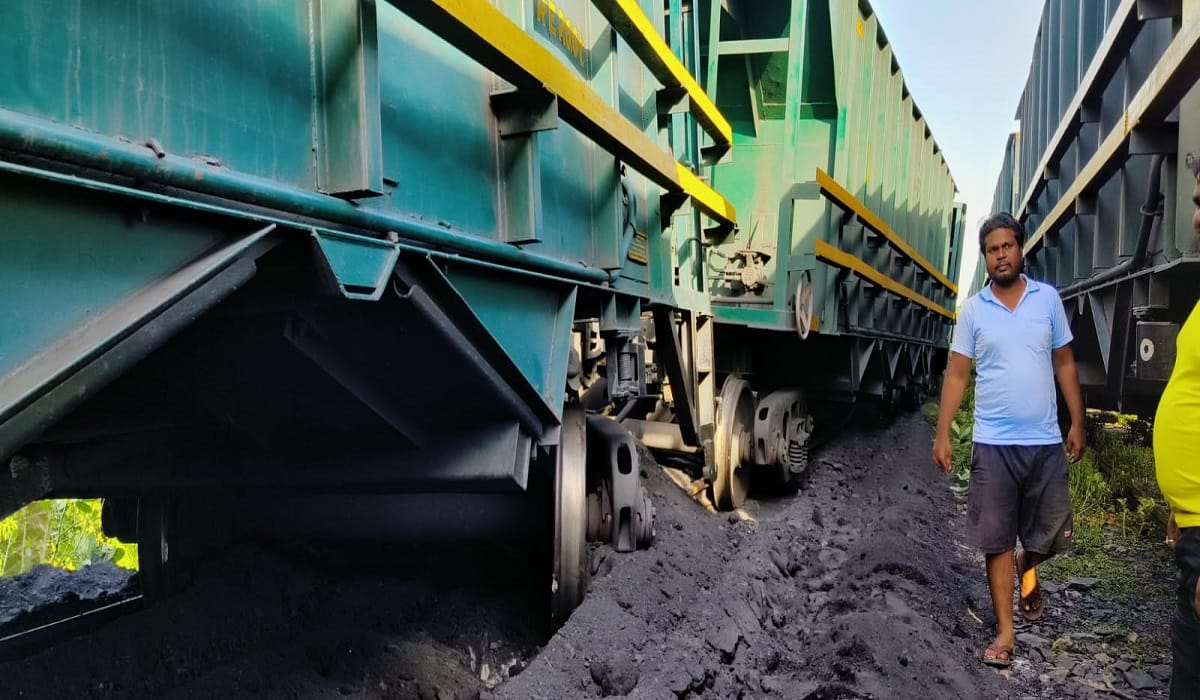 Train Accident Seven wagons of goods train derailed in sonbhadra coal supply disrupted at Anpara Power Plant