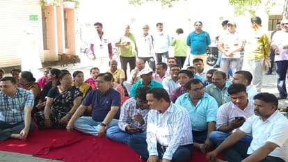 बलिया न्यूज: इमरजेंसी में तैनात चिकित्सक के साथ मारपीट, सपा नेता पर एफआईआर, अखिलेश यादव के साथ हैं कई फोटो Assault with doctor posted in emergency, FIR against SP leader, many photos with Akhilesh Yadav