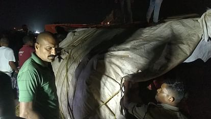 Jagdalpur: बाइक सवार युवकों के ऊपर गिरा चावल से भरा ट्रक, दो की हुई मौत; चालक और परिचालक फरार Truck full of rice fell on bike riding youth, two died