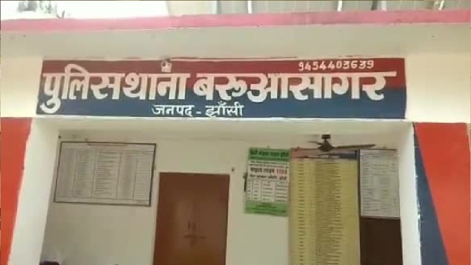 Two women clashed with each other in front of Baruasagar police station in Jhansi