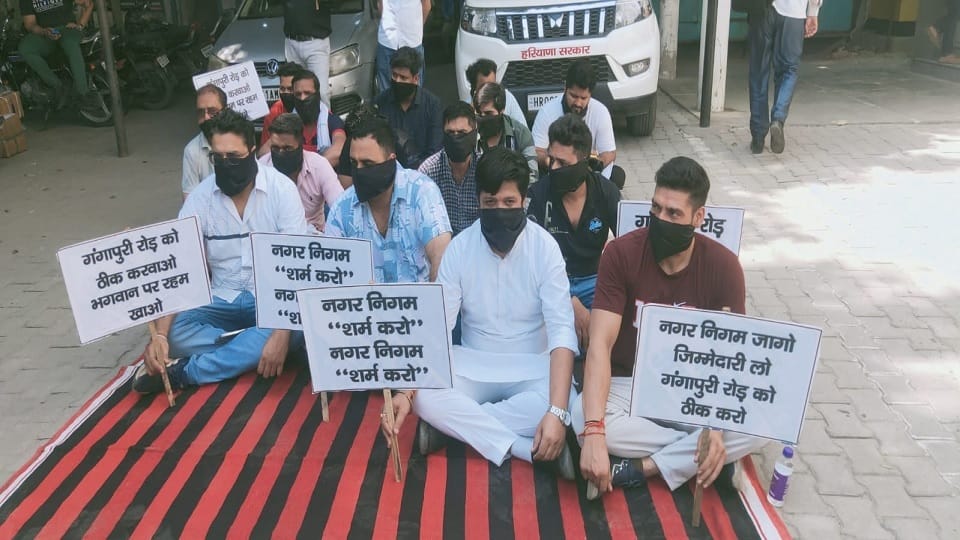 People demand to clear way for journey of Hanuman Swarup in Panipat, protest by tying black band on mouth