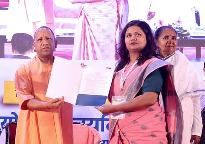 Chief Minister Yogi handed over appointment letters to 219 principals in the auditorium of Lok Bhavan