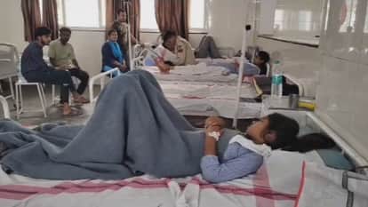 अस्पताल में भर्ती घायल छात्राएं और शिक्षक