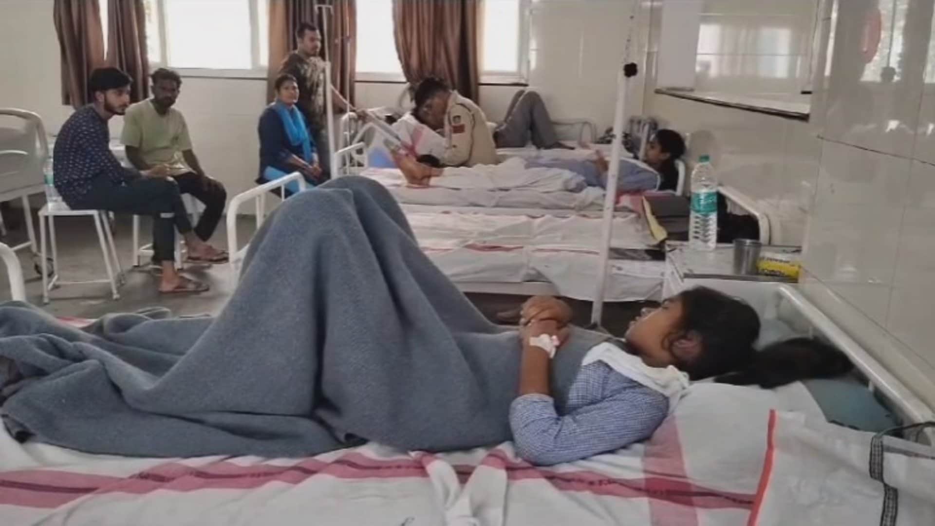 अस्पताल में भर्ती घायल छात्राएं और शिक्षक