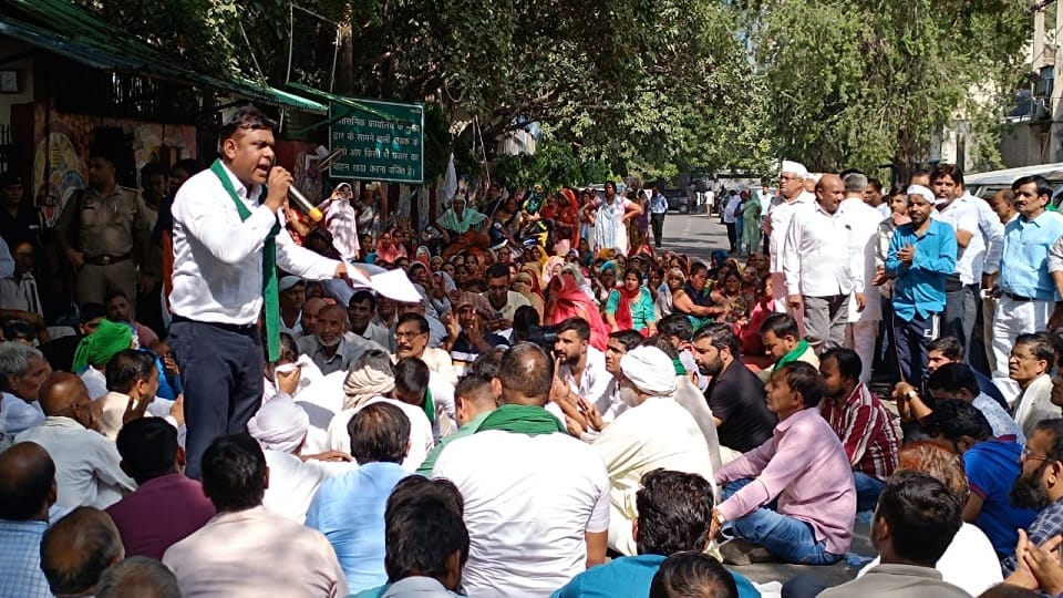 Farmers surrounded police station for not withdrawing case in noida