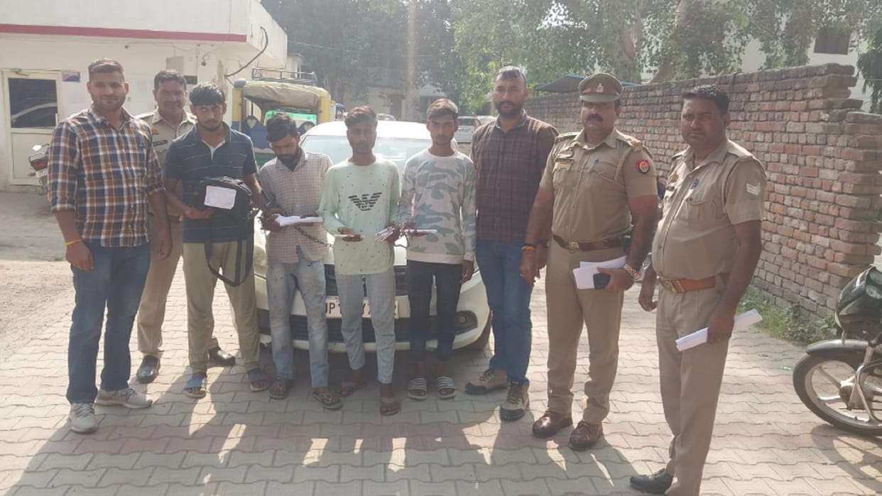Meerut police have busted a gang and four crooks arrested in loot case on highway