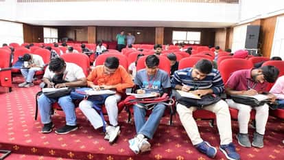 परीक्षा देने पहुंचे अभ्यर्थी