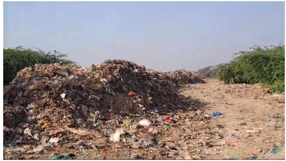 People protest against Dholpur Municipal Council for dumping garbage