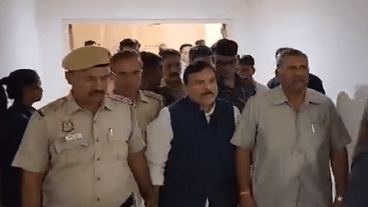 संजय सिंह: आप नेता रीना गुप्ता ने ईडी की कार्रवाई पर उठाए सवाल, कहा- आठ दिन में सिर्फ तीन घंटे पूछताछ क्यों AAP leader Reena Gupta raised questions on ED action in Sanjay Singh arrest case
