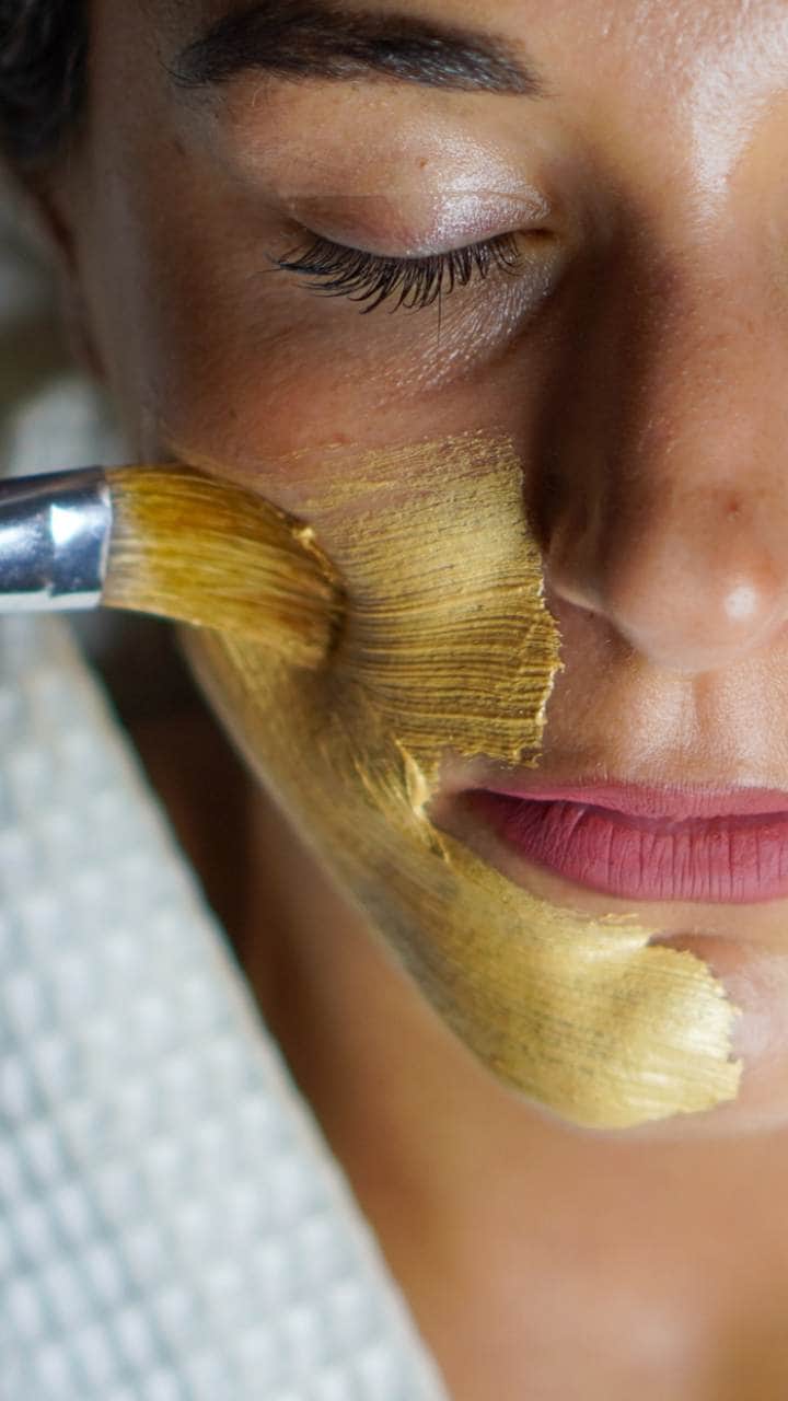 How to get rid of holi colour from your skin and face in hindi