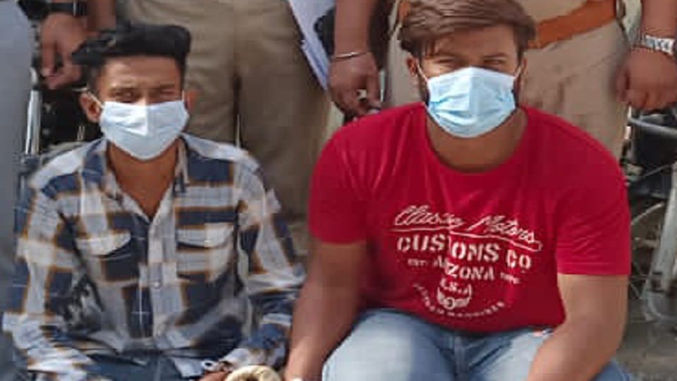 Noida Police arrested two vicious thieves who sold stolen vehicles on OLX