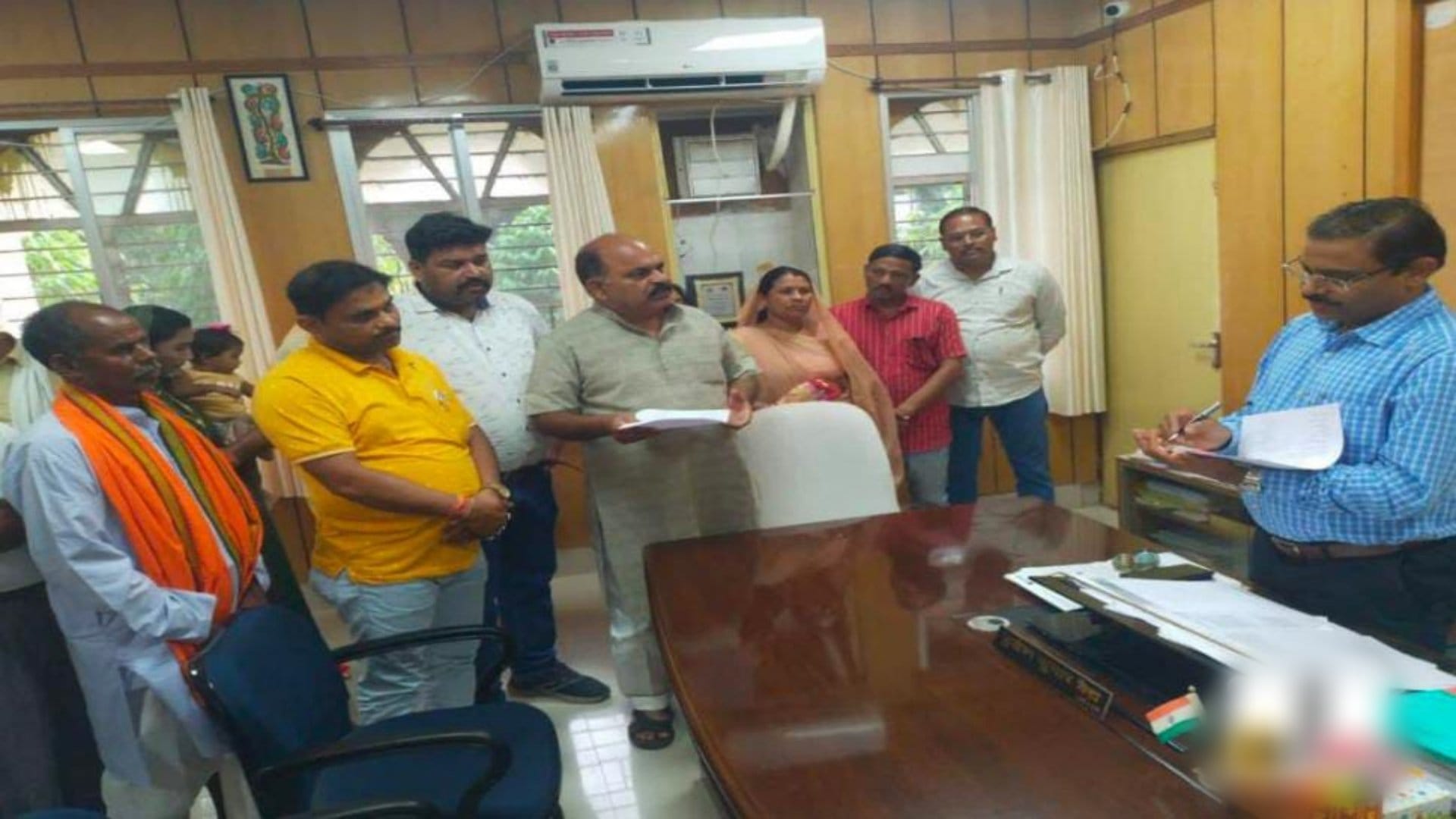 कलेक्टर बुद्धेश कुमार वैद्य को ज्ञापन सौंपते नौरोजाबाद के पार्षद