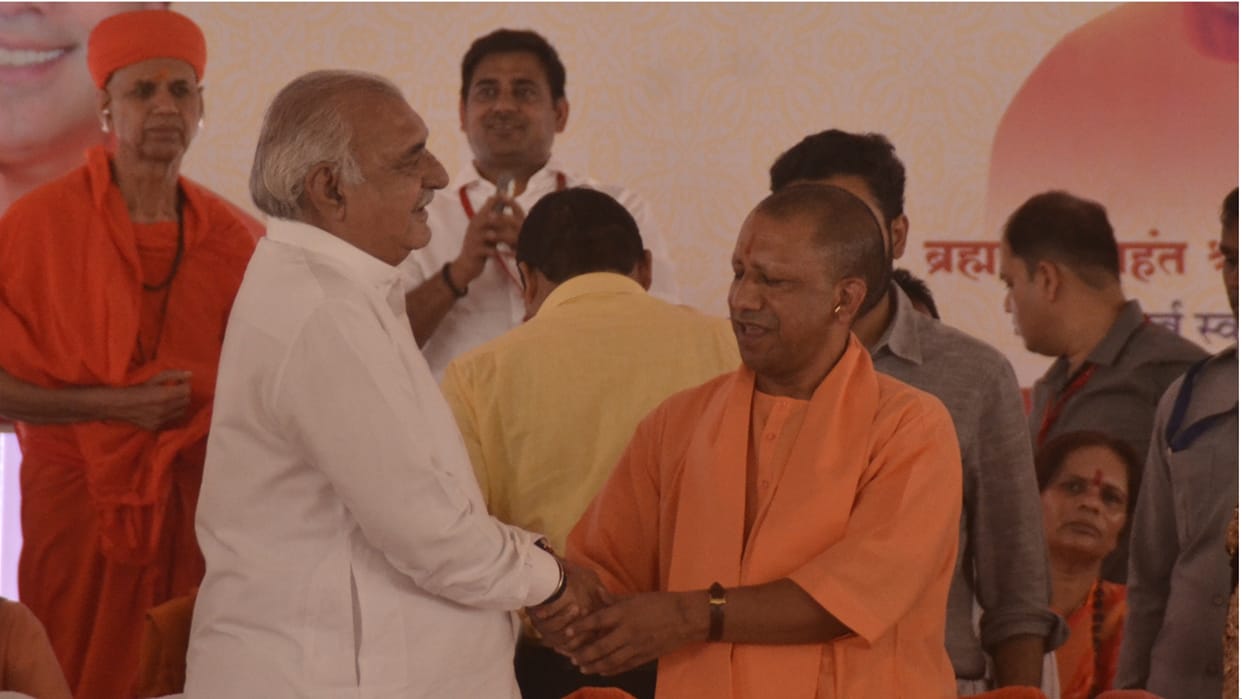 Meeting of Yogi Adityanath and Bhupinder Singh Hooda on Stage attracted attention in Mastnath Math Deshmela