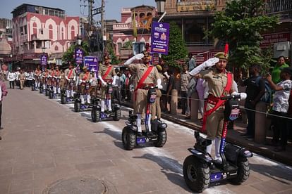 Varanasi: पर्यटकों की सुरक्षा के लिए सेल्फ बैलेंसिंग स्कूटर से गश्त करेगी पुलिस, सीपी और DM ने दिखाई हरी झंडी Varanasi Police will patrol with self balancing scooter for safety of tourists
