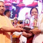 मुख्यमंत्री योगी आदित्यनाथ ने उत्कृष्ट कार्य करने वाली महिलाओं को किया सम्मानित।