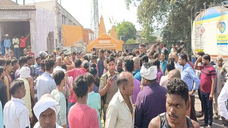 Sonbhadra: बेकाबू टैंकर ने बाइक सवार मामा-भांजे को रौंदा, एक की मौत, ग्रामीणों ने किया चक्काजाम