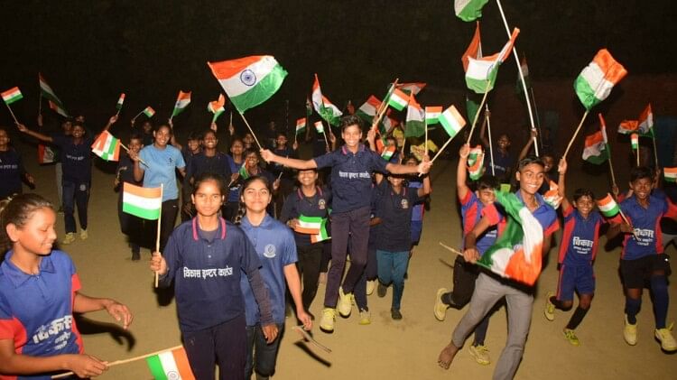 IND Vs PAK: भारत की पाकिस्तान पर दमदार जीत के बाद बनारस में जश्न, टीम इंडिया के फैंस ने फोड़े बम-पटाखे